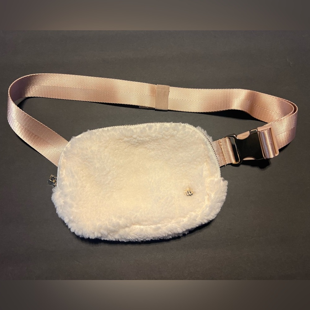 Wantable Sherpa Belt Bag Winter White Soft Cozy‎